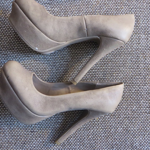 Jennifer Lopez Leather Pumps - Picture 3 of 8